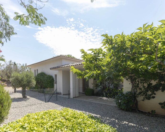 Private Estate of Punta d’Arasu, Sea-View Villa, 7 Bedrooms, Swimming Pool, Walking Distance to Beach