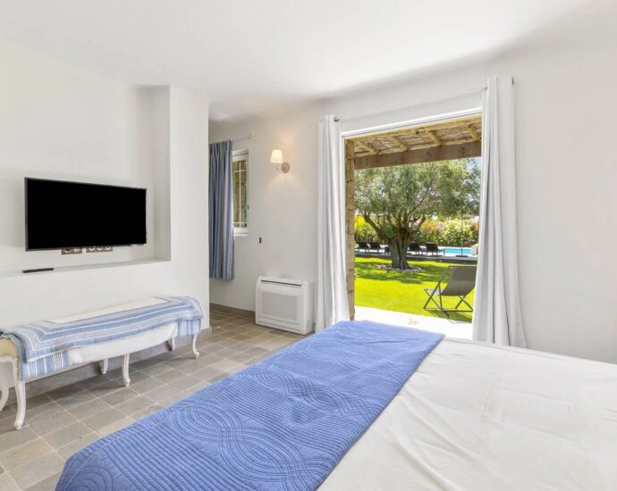 Private Estate of Punta d’Arasu, Sea-View Villa, 7 Bedrooms, Swimming Pool, Walking Distance to Beach