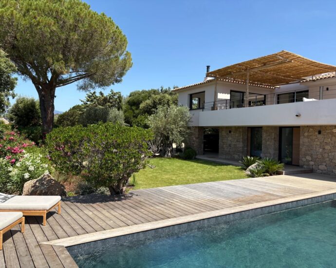Porto-Vecchio, Santa Giulia Cala d’Oro, villa 5 bedrooms, pool and sea view, beach walking