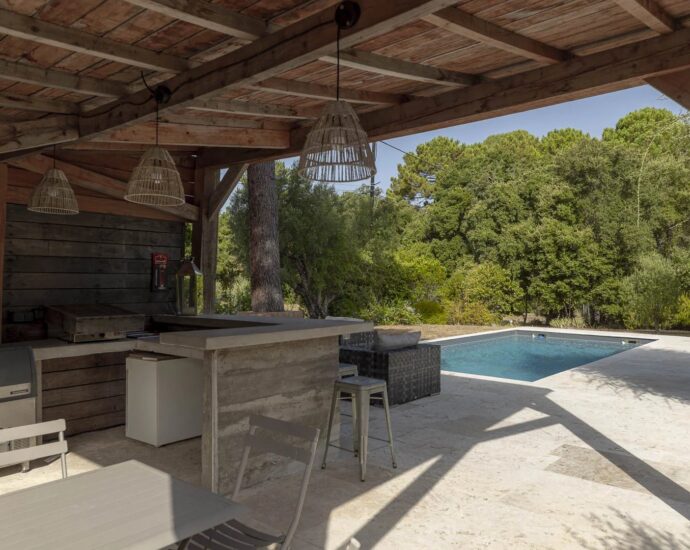 Sainte-Lucie de Porto-Vecchio, villa contemporaine avec piscine et 4 chambres en plein coeur du village