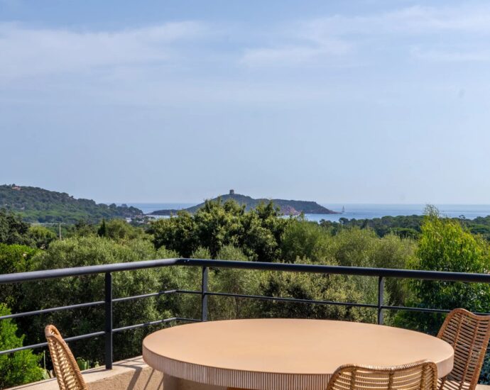 Sainte-Lucie-de-Porto-Vecchio, Villa vue mer panoramique, 5 chambres, piscine, plage à pied