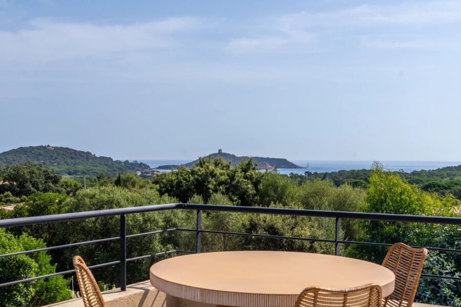 Sainte-Lucie-de-Porto-Vecchio, Villa vue mer panoramique, 5 chambres, piscine, plage à pied