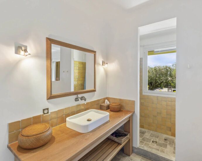 Private Estate of Punta d’Arasu, Sea-View Villa, 7 Bedrooms, Swimming Pool, Walking Distance to Beach
