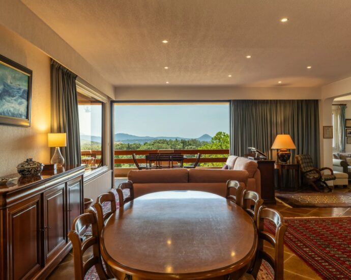 Porto-Vecchio, Villa en pierre de granite rose, vue mer, 5 chambres, appartement indépendant, piscine, proche plage