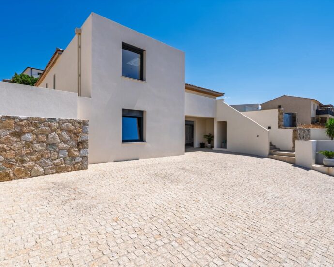Exclusivité, Lozari, villa contemporaine vue mer, 3 chambres, piscine, plage à pied