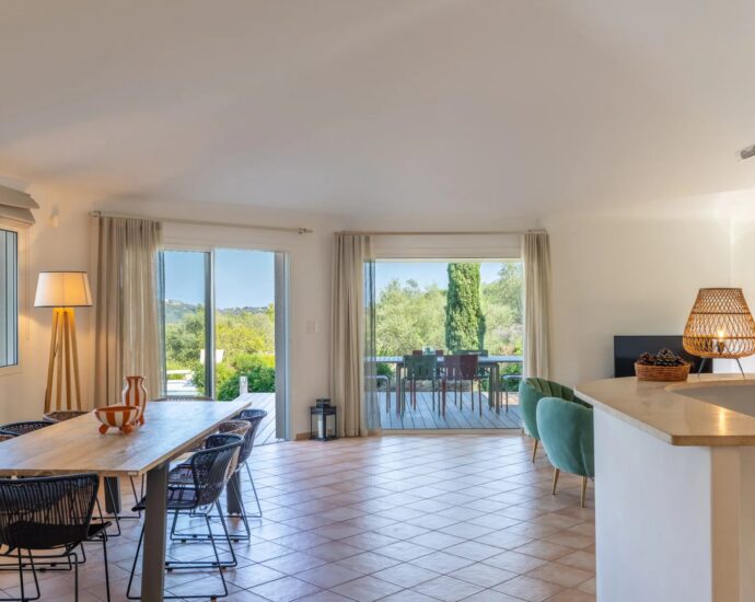 Porto-Vecchio, Precojo, 2-Bedroom Villa with Heated Pool, Near Santa Giulia Beach, with Open Views