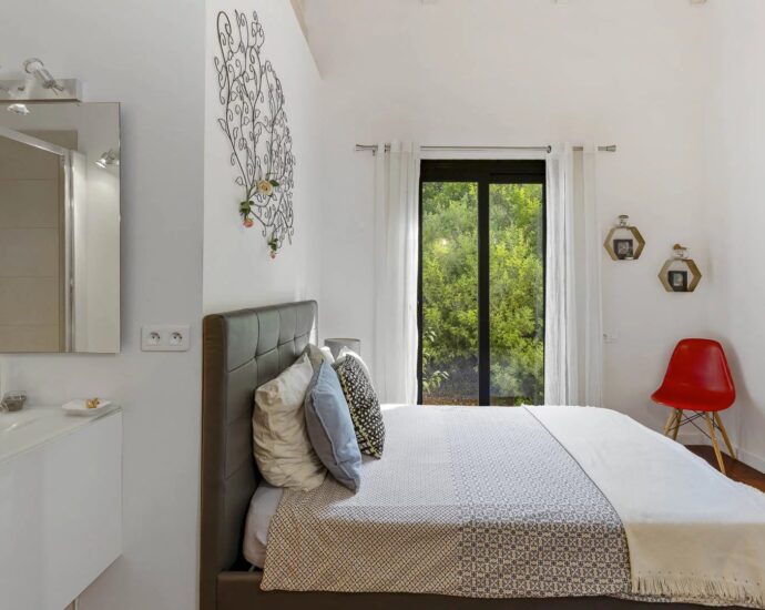 Sainte-Lucie de Porto-Vecchio, villa contemporaine avec piscine et 4 chambres en plein coeur du village