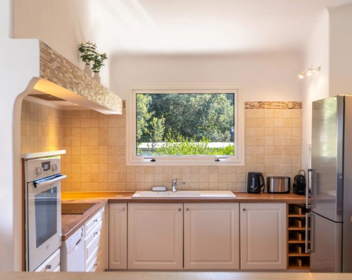 Porto-Vecchio, Precojo, 2-Bedroom Villa with Heated Pool, Near Santa Giulia Beach, with Open Views