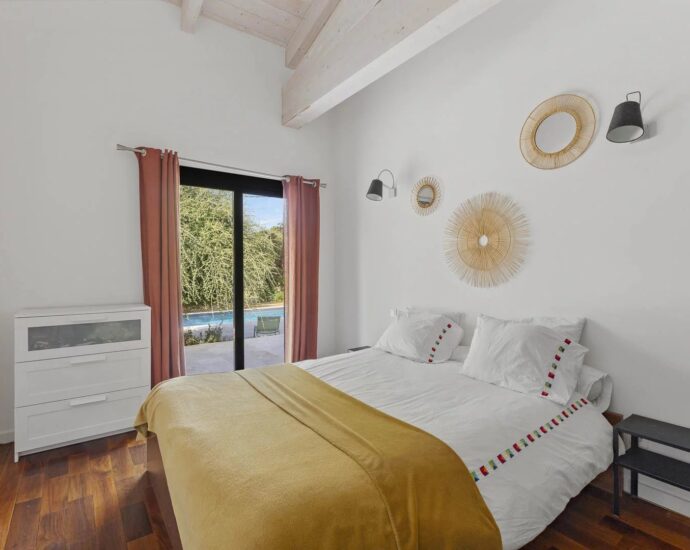 Sainte-Lucie de Porto-Vecchio, villa contemporaine avec piscine et 4 chambres en plein coeur du village