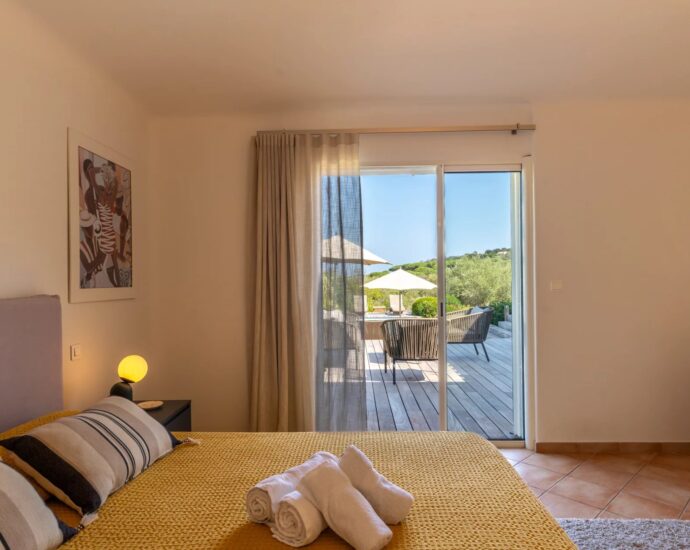 Porto-Vecchio, Precojo, 2-Bedroom Villa with Heated Pool, Near Santa Giulia Beach, with Open Views