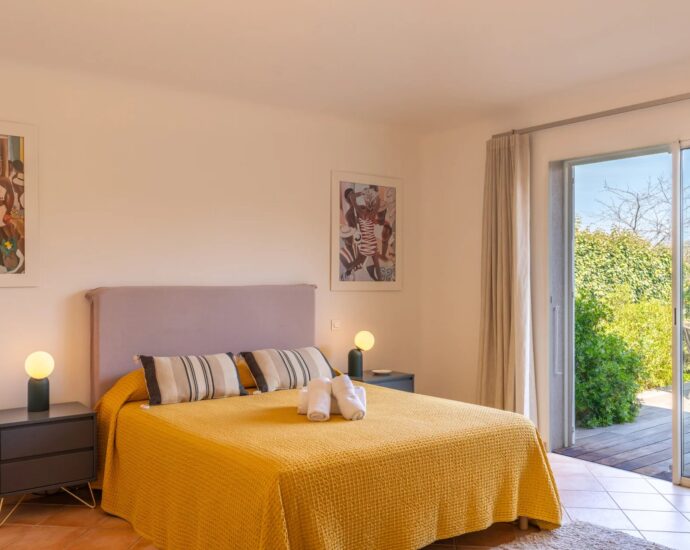 Porto-Vecchio, Precojo, 2-Bedroom Villa with Heated Pool, Near Santa Giulia Beach, with Open Views