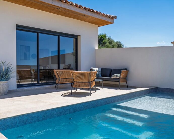 Exclusivité, Lozari, villa contemporaine vue mer, 3 chambres, piscine, plage à pied