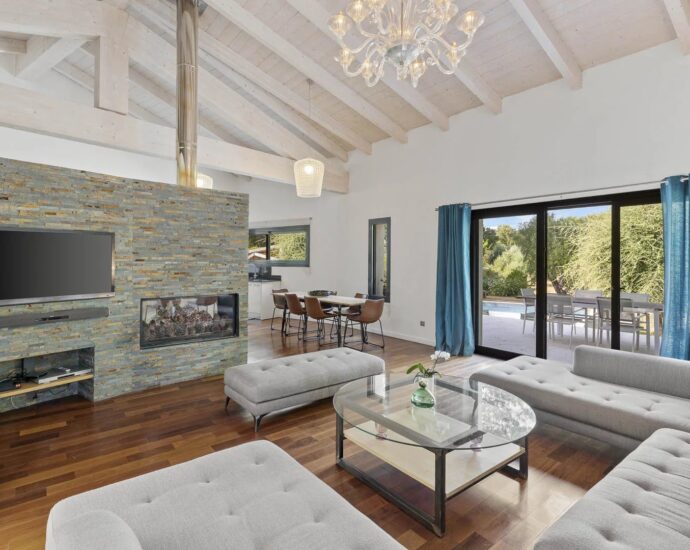 Sainte-Lucie de Porto-Vecchio, villa contemporaine avec piscine et 4 chambres en plein coeur du village