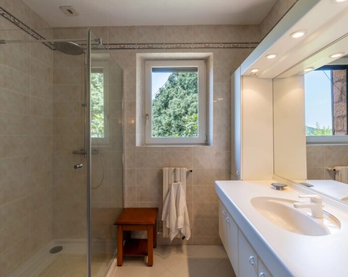 Porto-Vecchio, Villa en pierre de granite rose, vue mer, 5 chambres, appartement indépendant, piscine, proche plage