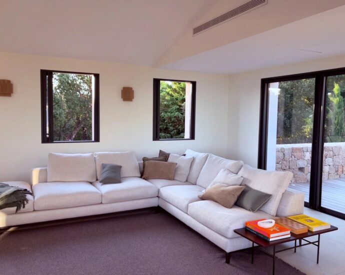Porto-Vecchio, Santa Giulia Cala d’Oro, villa 5 bedrooms, pool and sea view, beach walking