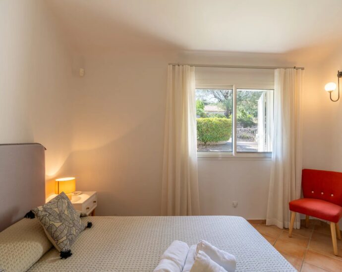 Porto-Vecchio, Precojo, 2-Bedroom Villa with Heated Pool, Near Santa Giulia Beach, with Open Views