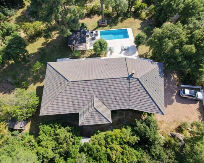 Sainte-Lucie de Porto-Vecchio, villa contemporaine avec piscine et 4 chambres en plein coeur du village