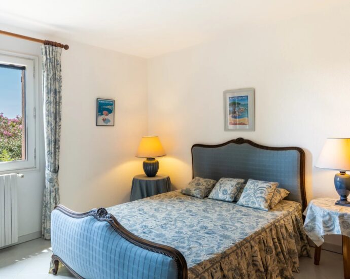 Porto-Vecchio, Villa en pierre de granite rose, vue mer, 5 chambres, appartement indépendant, piscine, proche plage