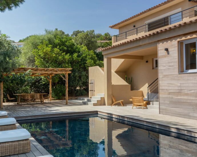 Sainte-Lucie-de-Porto-Vecchio, Villa vue mer panoramique, 5 chambres, piscine, plage à pied
