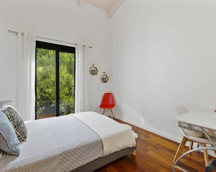 Sainte-Lucie de Porto-Vecchio, villa contemporaine avec piscine et 4 chambres en plein coeur du village