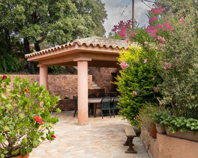 Porto-Vecchio, Villa en pierre de granite rose, vue mer, 5 chambres, appartement indépendant, piscine, proche plage