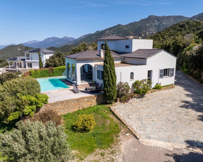 Oletta, villa d&rsquo;architecte, 5 chambres,  piscine, vue mer et montagnes panoramique proche plage