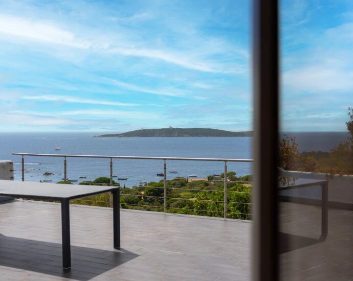 EXCEPTIONALLY RARE property – Domaine de Cala Rossa, villa nestled on the heights, panoramic views over the bays of Porto-Vecchio and Saint-Cyprien