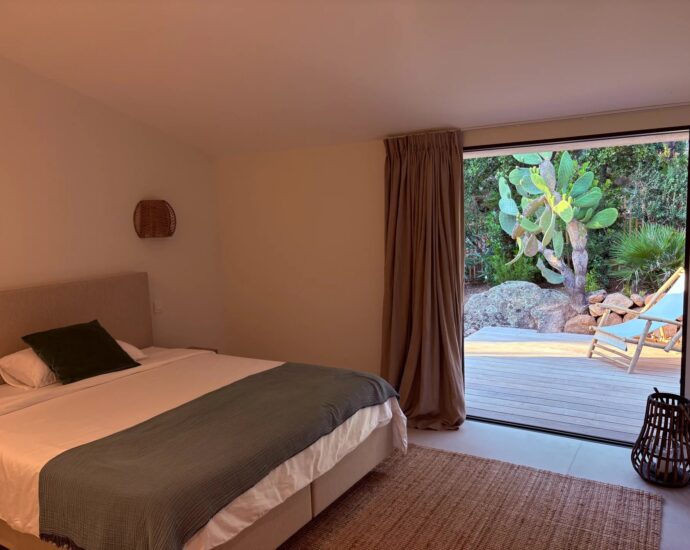 Porto-Vecchio, Santa Giulia Cala d’Oro, villa 5 bedrooms, pool and sea view, beach walking