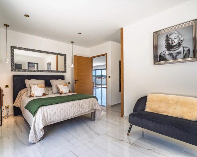 Exclusivité, Lozari, villa contemporaine vue mer, 3 chambres, piscine, plage à pied