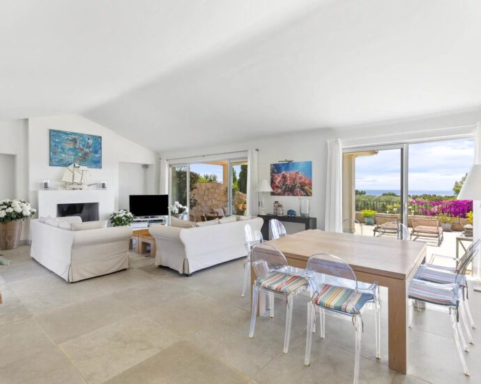 Private Estate of Punta d’Arasu, Sea-View Villa, 7 Bedrooms, Swimming Pool, Walking Distance to Beach