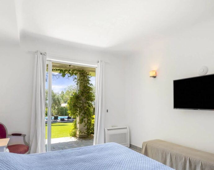 Private Estate of Punta d’Arasu, Sea-View Villa, 7 Bedrooms, Swimming Pool, Walking Distance to Beach