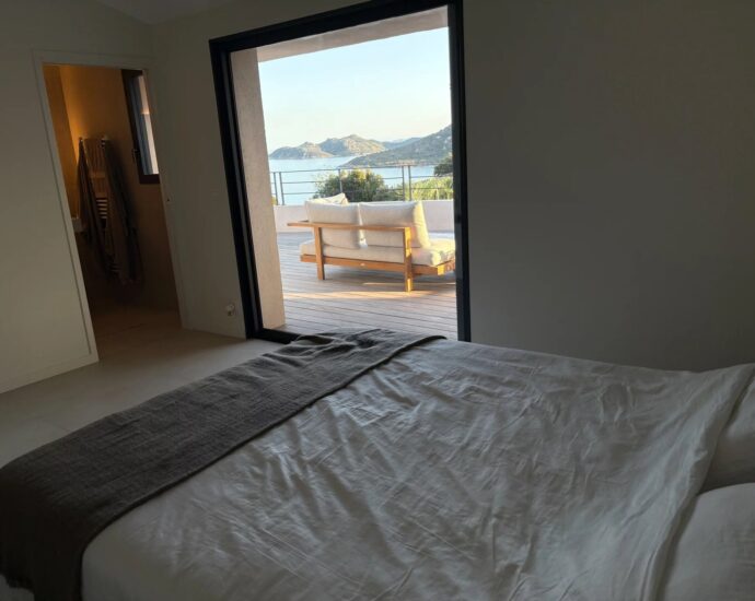 Porto-Vecchio, Santa Giulia Cala d’Oro, villa 5 bedrooms, pool and sea view, beach walking