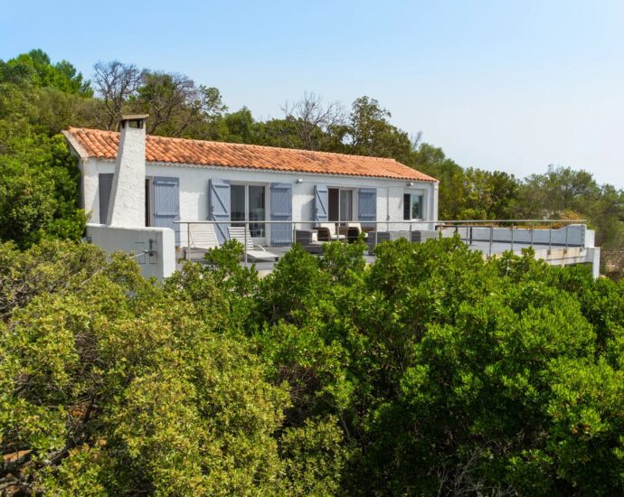 EXCEPTIONALLY RARE property – Domaine de Cala Rossa, villa nestled on the heights, panoramic views over the bays of Porto-Vecchio and Saint-Cyprien
