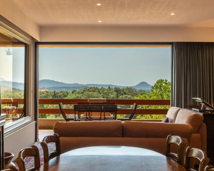 Porto-Vecchio, Villa en pierre de granite rose, vue mer, 5 chambres, appartement indépendant, piscine, proche plage