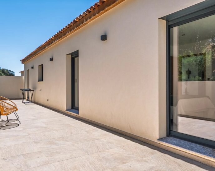 Exclusivité, Lozari, villa contemporaine vue mer, 3 chambres, piscine, plage à pied