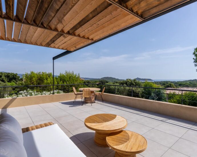 Sainte-Lucie-de-Porto-Vecchio, Villa vue mer panoramique, 5 chambres, piscine, plage à pied