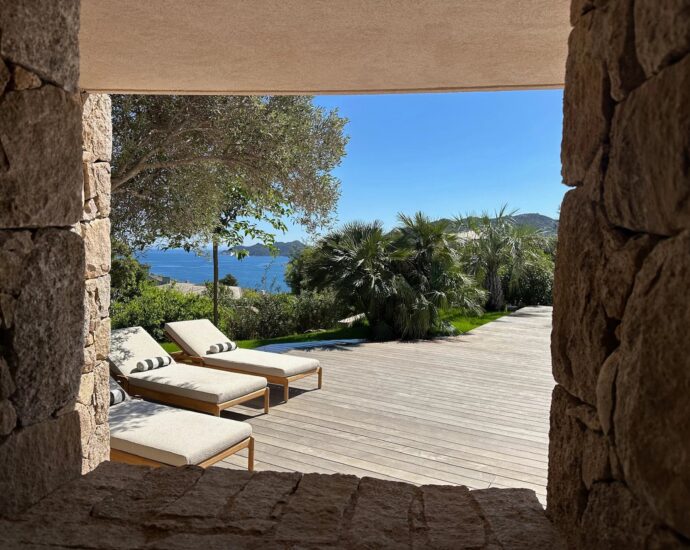 Porto-Vecchio, Santa Giulia Cala d’Oro, villa 5 bedrooms, pool and sea view, beach walking
