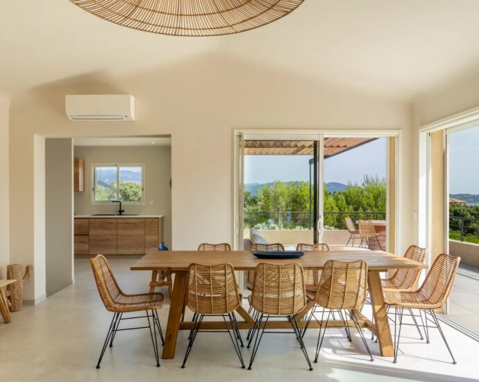 Sainte-Lucie-de-Porto-Vecchio, Villa vue mer panoramique, 5 chambres, piscine, plage à pied