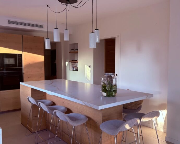 Porto-Vecchio, Santa Giulia Cala d’Oro, villa 5 bedrooms, pool and sea view, beach walking
