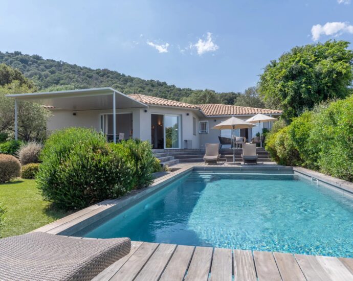 Porto-Vecchio, Precojo, 2-Bedroom Villa with Heated Pool, Near Santa Giulia Beach, with Open Views