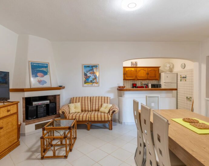 Porto-Vecchio, Villa en pierre de granite rose, vue mer, 5 chambres, appartement indépendant, piscine, proche plage