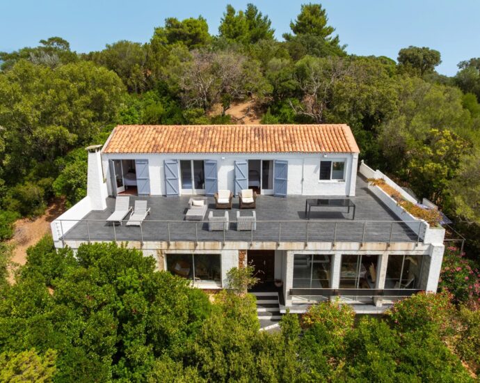 EXCEPTIONALLY RARE property – Domaine de Cala Rossa, villa nestled on the heights, panoramic views over the bays of Porto-Vecchio and Saint-Cyprien
