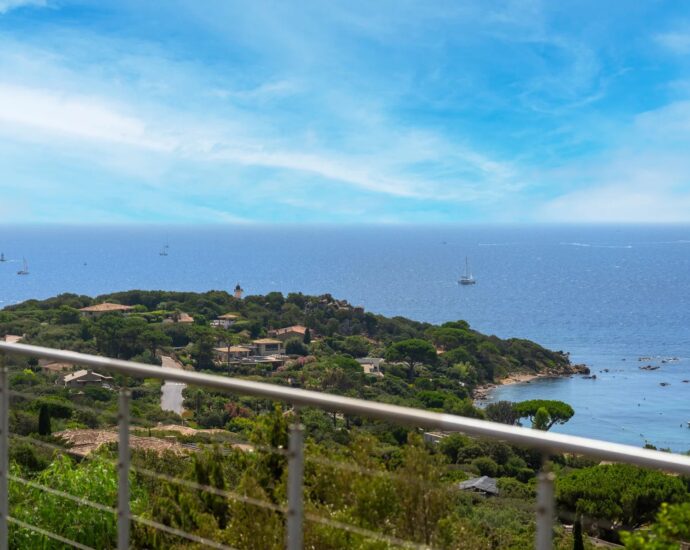 EXCEPTIONALLY RARE property – Domaine de Cala Rossa, villa nestled on the heights, panoramic views over the bays of Porto-Vecchio and Saint-Cyprien