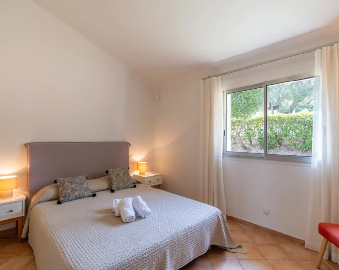 Porto-Vecchio, Precojo, 2-Bedroom Villa with Heated Pool, Near Santa Giulia Beach, with Open Views
