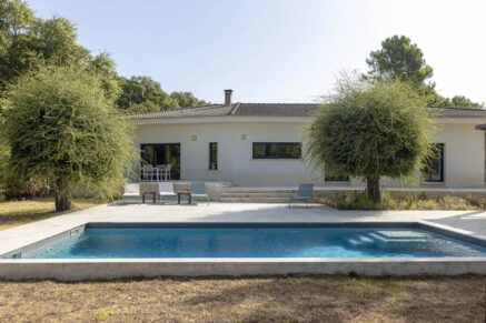 Sainte-Lucie de Porto-Vecchio, villa contemporaine avec piscine et 4 chambres en plein coeur du village