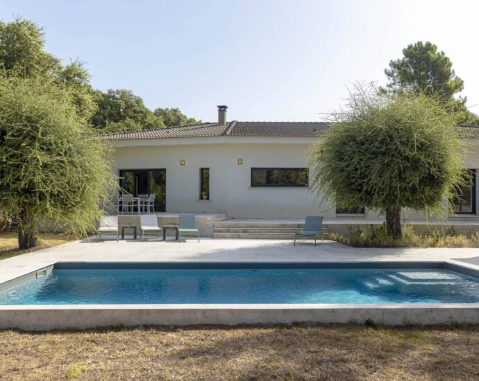 Sainte-Lucie de Porto-Vecchio, villa contemporaine avec piscine et 4 chambres en plein coeur du village