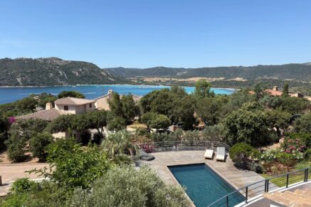 Porto-Vecchio, Santa Giulia Cala d’Oro, villa 5 bedrooms, pool and sea view, beach walking