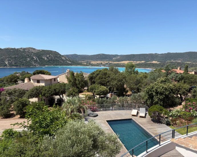 Porto-Vecchio, Santa Giulia Cala d’Oro, villa 5 bedrooms, pool and sea view, beach walking