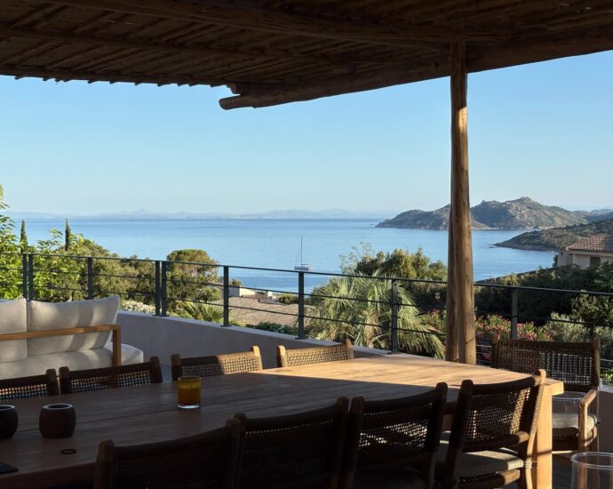 Porto-Vecchio, Santa Giulia Cala d’Oro, villa 5 bedrooms, pool and sea view, beach walking