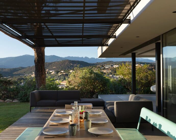 Porto-Vecchio, Arasu, Villa 6 chambres, vue mer, piscine, proche plage de Saint-Cyprien